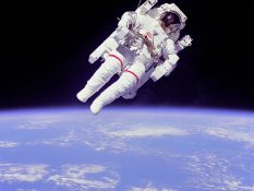 900px-Astronaut-EVA